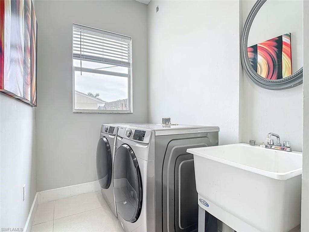 1806 41st Street Southwest Naples, FL 34116 - Photo 9 of 27 a utility room with dryer and washer