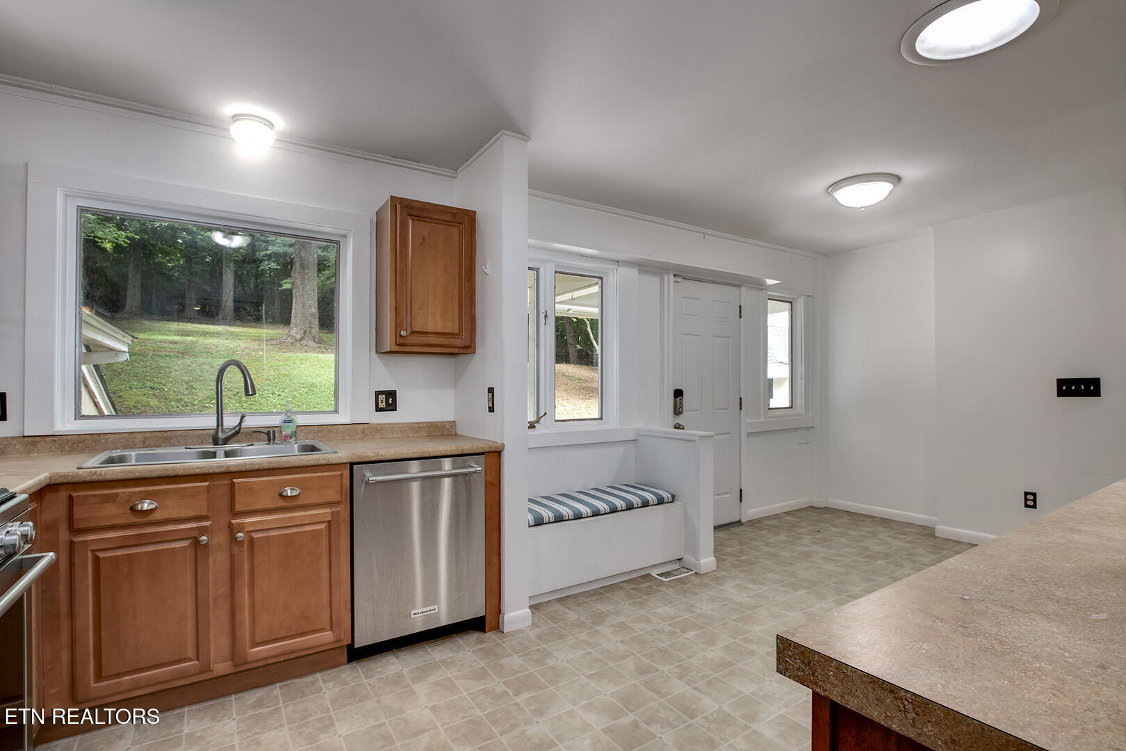 102 Oxford Road Oak Ridge, TN 37830 - Photo 18 of 59 18_OxfordRoad_102_Kitchen01