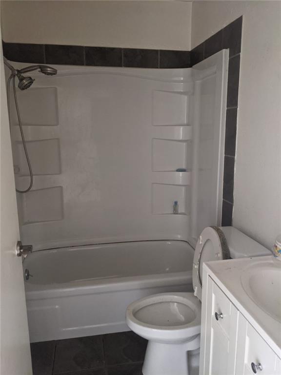 530 Virginia Avenue Rochester, PA 15074 - Photo 14 of 22 a bathroom with a toilet and a bathtub