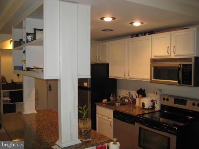 11601 Stoneview Square, Unit 2B Reston, VA 20191 - Photo 2 of 5 Kitchen
