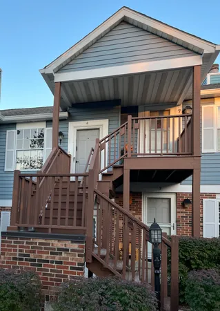 $2,200 | 385 Sandhurst Circle, Unit 4, Glen Ellyn, IL 60137