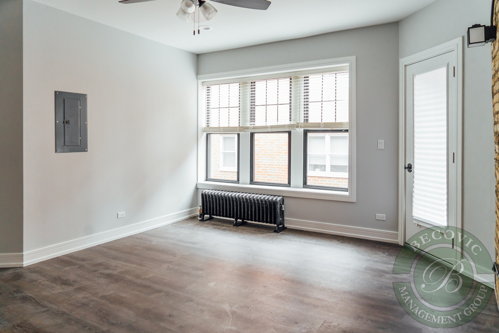 6109 North Winthrop Avenue, Unit 2 Chicago, IL 60660 - Photo 5 of 15 a view of an empty room with a window