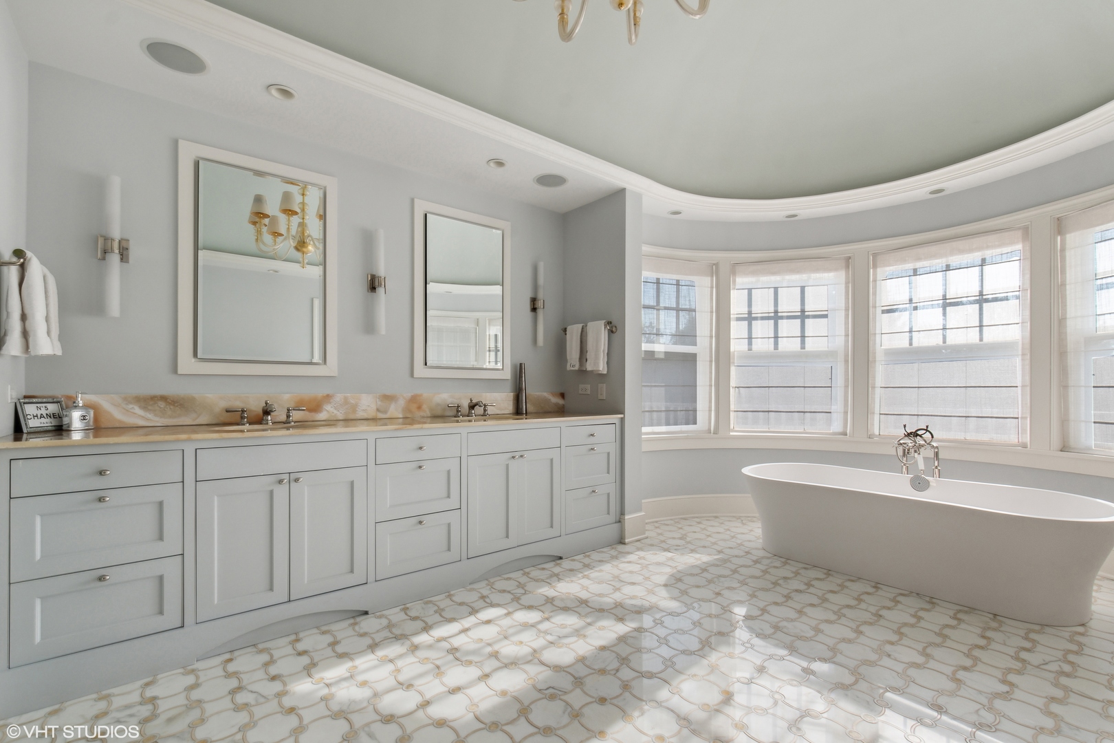 346 Grove Street Glencoe, IL 60022 - Photo 20 of 61 a spacious bathroom with a tub sink and mirror