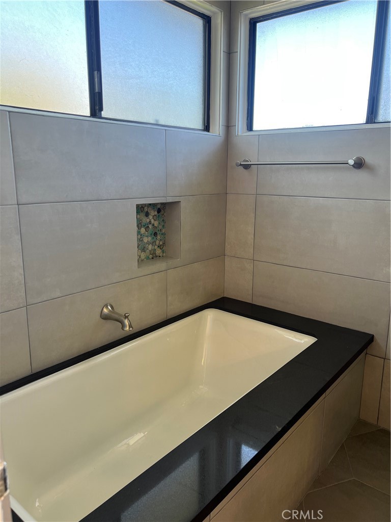 1832 Santa Rena Drive Rancho Palos Verdes, CA 90275 - Photo 18 of 18 Primary inviting bathtub