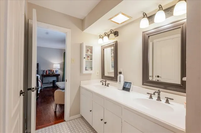 a en suite bathroom with a double vanity sink and mirror