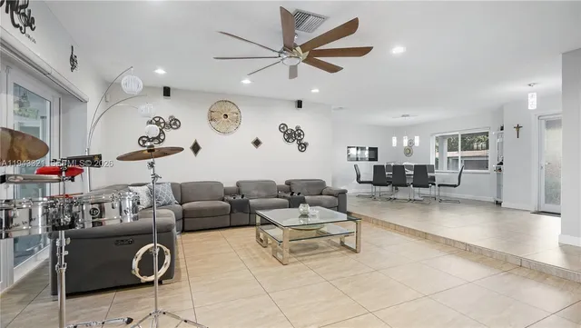 $1,250,000 | 5921 Southwest 17th Street, Plantation, FL 33317