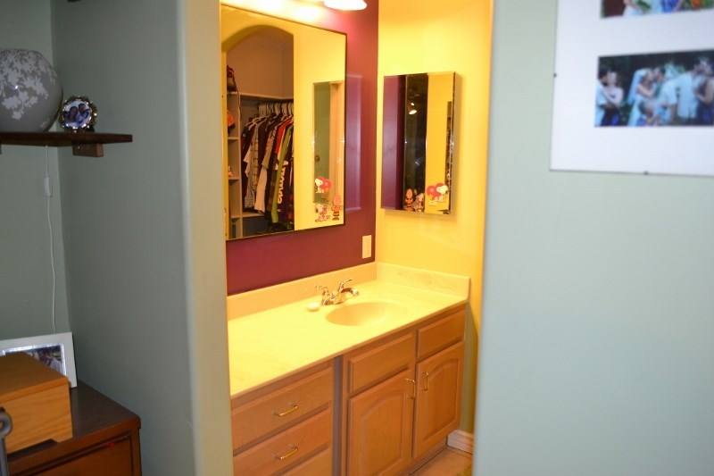 1052 West 8th S Street Snowflake, AZ 85937 - Photo 29 of 36 a bathroom with a tub sink and mirror