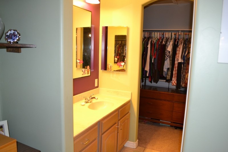 1052 West 8th S Street Snowflake, AZ 85937 - Photo 30 of 36 a bathroom with a tub sink and mirror
