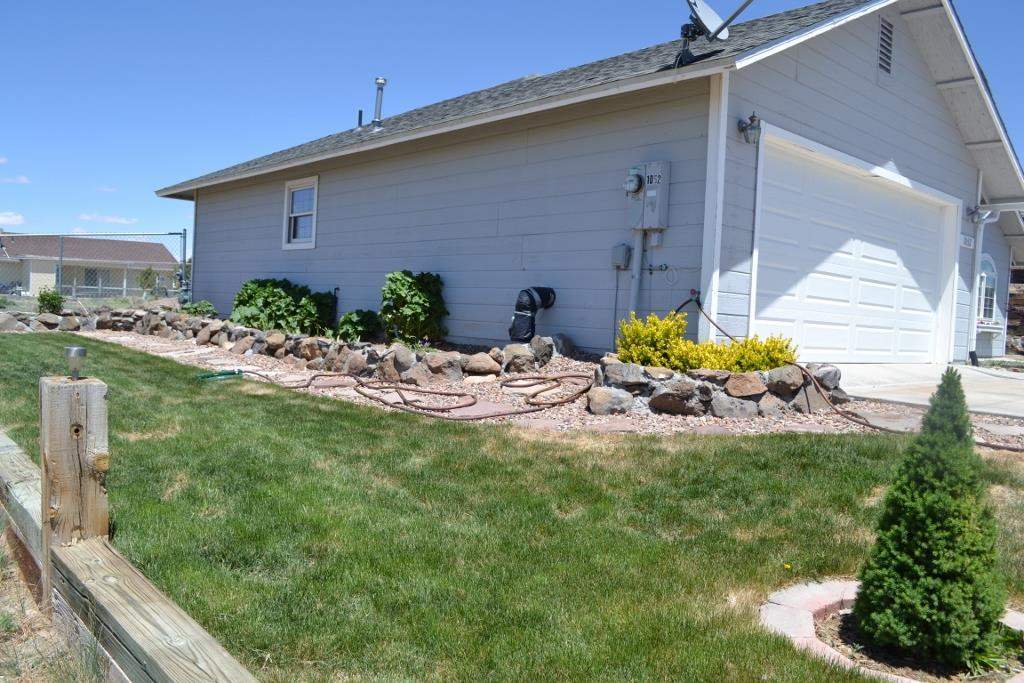 1052 West 8th S Street Snowflake, AZ 85937 - Photo 7 of 36 a view of a house with backyard sitting area and garden