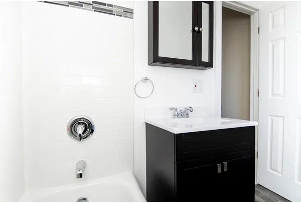 $2,495 | 648.5 West Roscoe Street, Unit 1N, Chicago, IL 60657