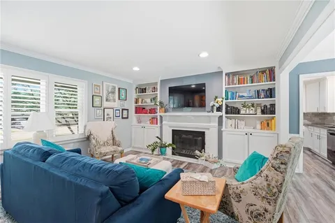 $425,000 | 1216 West 97th Street, Kansas City, MO 64114