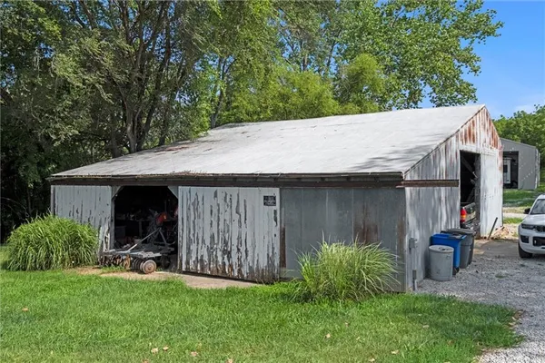 $2,995,000 | 6925 Outer Road, Odessa, MO 64076