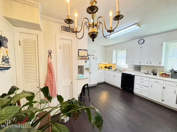 $275,000 | 216 Lower Woodville Road, Natchez, MS 39120