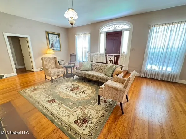 $275,000 | 216 Lower Woodville Road, Natchez, MS 39120