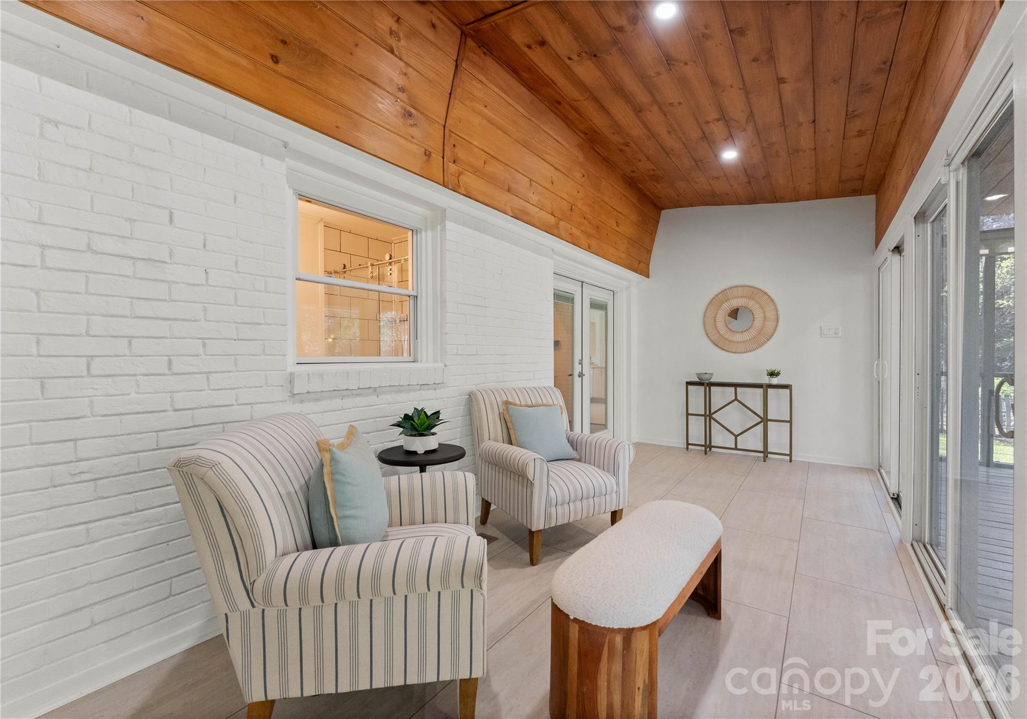 5100 White Oak Road Charlotte, NC 28210 - Photo 28 of 43 a living room with furniture and a window