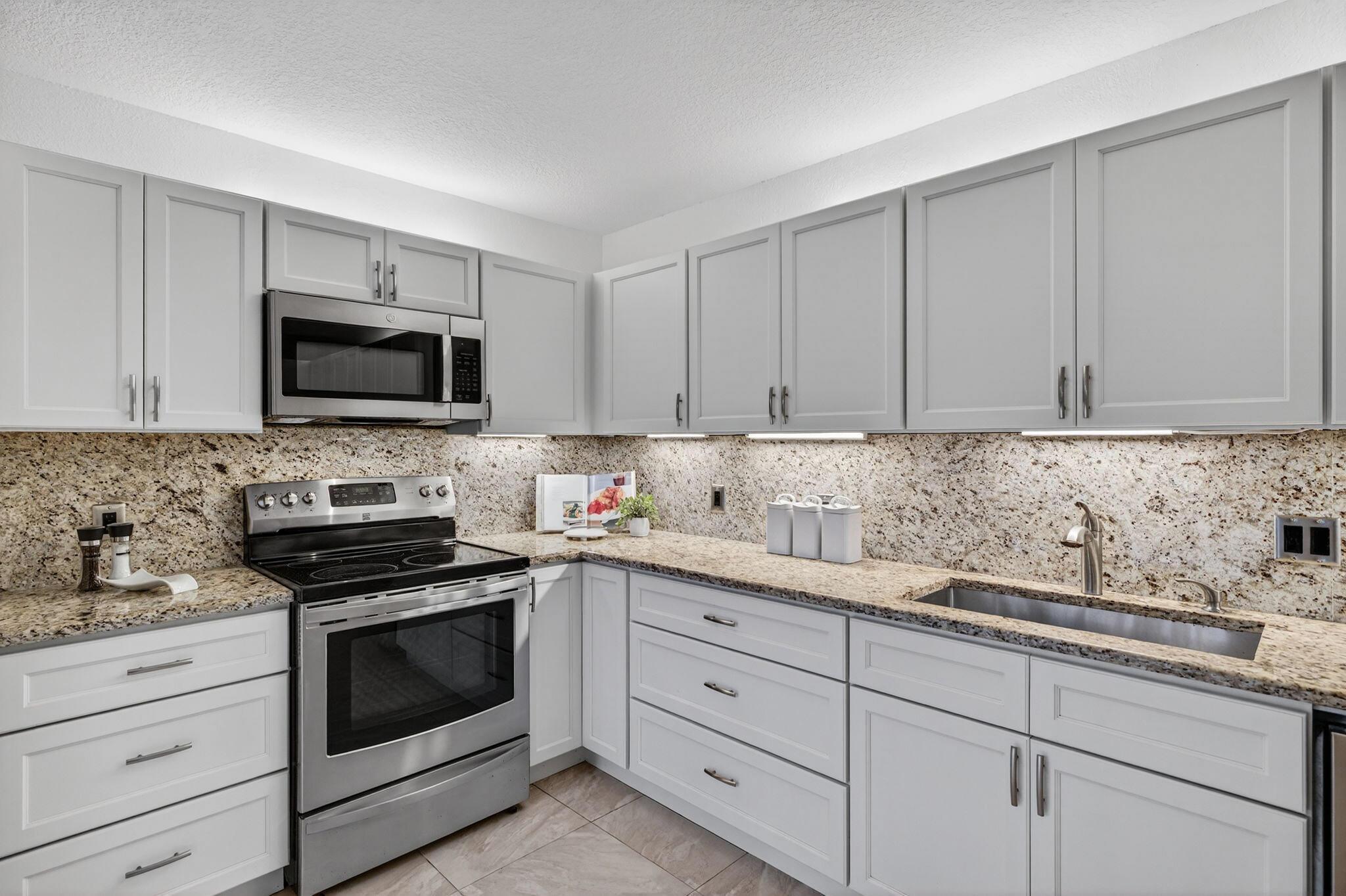 9101 Southwest 19th Place, Unit A Davie, FL 33324 - Photo 11 of 58 11 Kitchen
