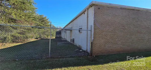 a view of a house with backyard and garden