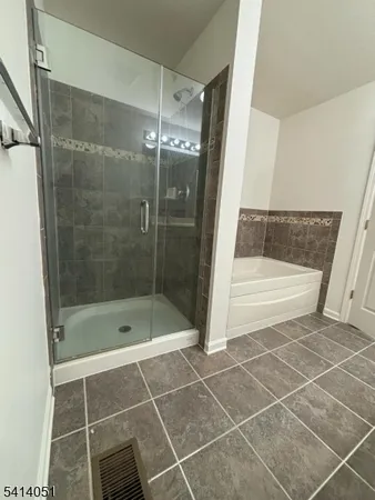 en empty room with windows and ceiling fan