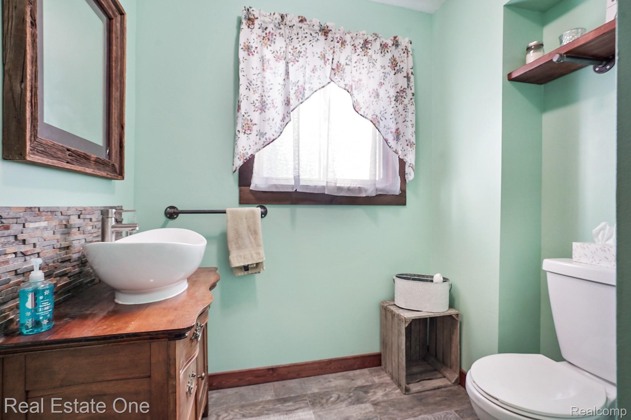 6430 Orion Road Rochester, MI 48306 - Photo 12 of 40 DSC05838.jpg