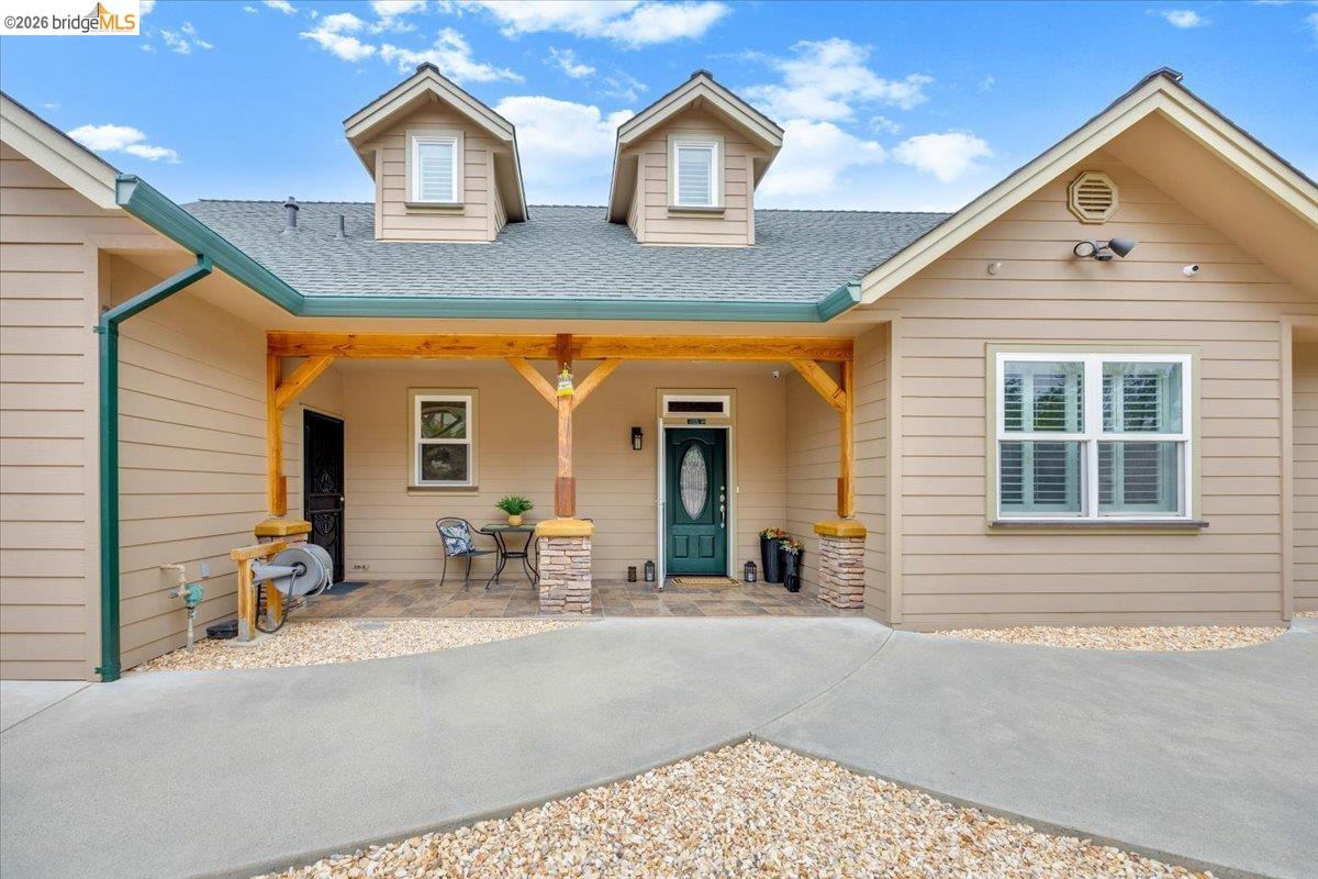 18180 Robin Ridge Road Sonora, CA 95370 - Photo 5 of 88 Front of the main home