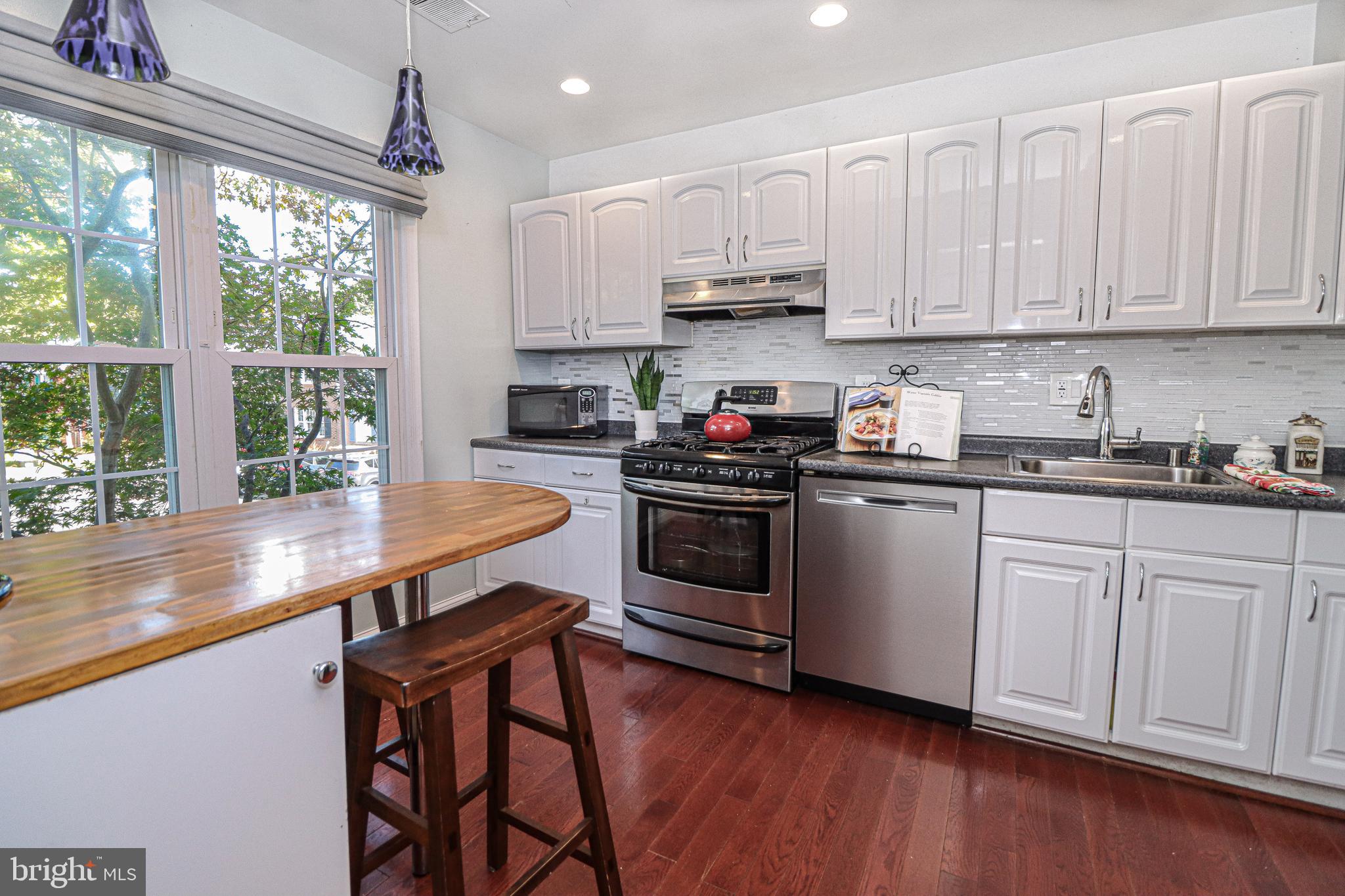9515 Burdett Road Burke, VA 22015 - Photo 9 of 34 New beautiful backsplash