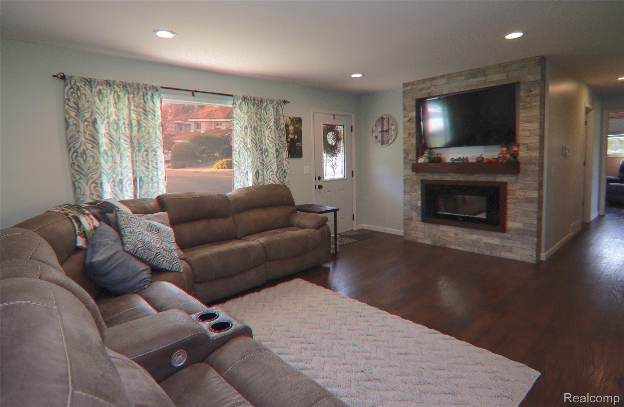 3342 East Rolston Road Fenton, MI 48430 - Photo 3 of 10 Livingroom.jpg