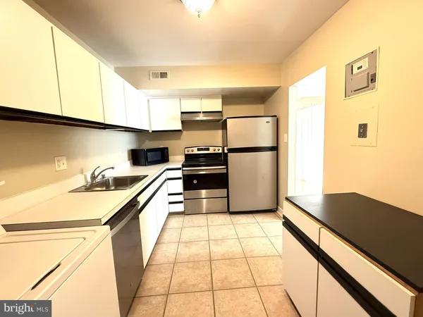 $2,300 | 9733 Kings Crown Court, Unit 102, Fairfax, VA 22031