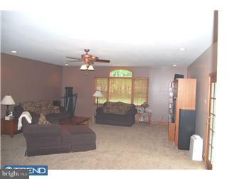 534 Kutcher Road Southampton, PA 18966 - Photo 6 of 12 Living Room