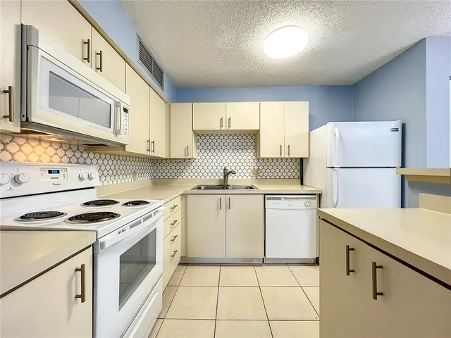 $180,000 | 320 Forestway Circle, Unit 102, Altamonte Springs, FL 32701