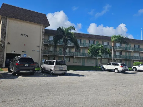 $1,400 | 700 Village Green Court, Unit 316, Palm Springs, FL 33461