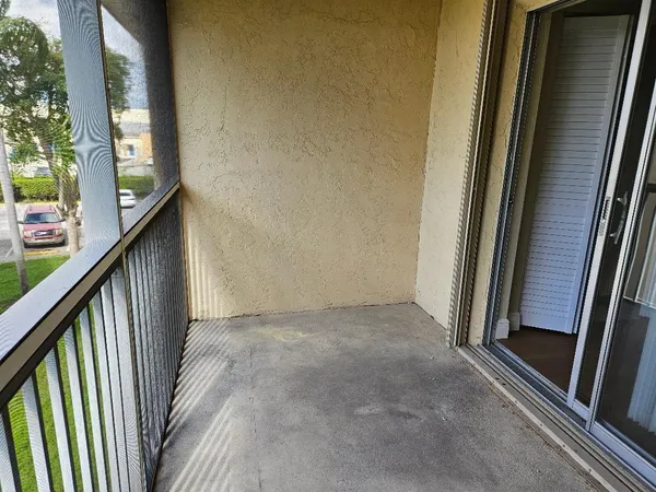 $1,400 | 700 Village Green Court, Unit 316, Palm Springs, FL 33461