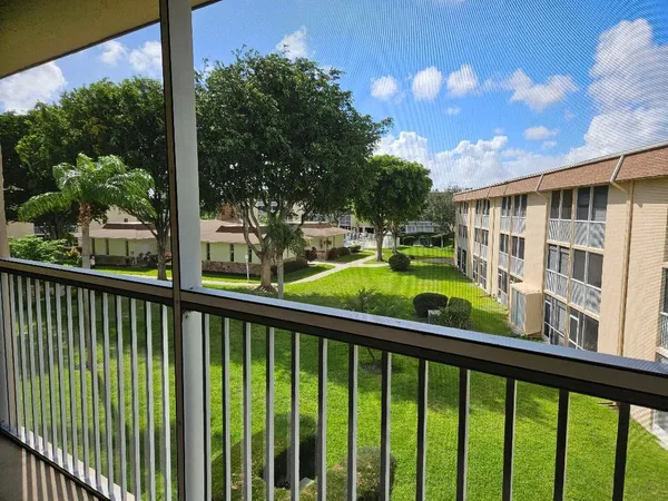 $1,400 | 700 Village Green Court, Unit 316, Palm Springs, FL 33461