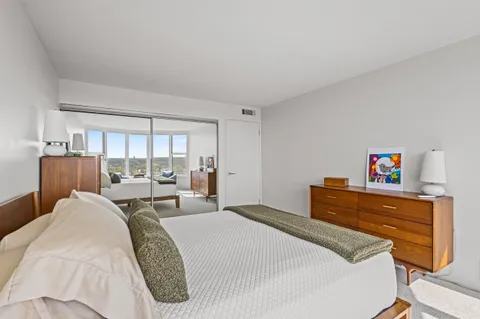 $299,900 | 2525 South Shore Drive, Unit 14C, Milwaukee, WI 53207
