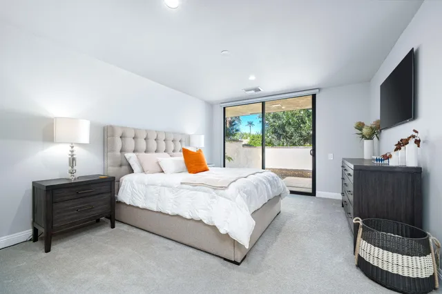 a en suite bathroom with double vanity and a mirror