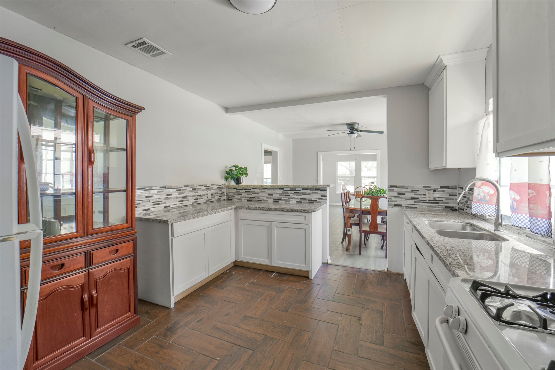 220 Engel Street Houston, TX 77011 - Photo 19 of 29 Kitchen to Family room view