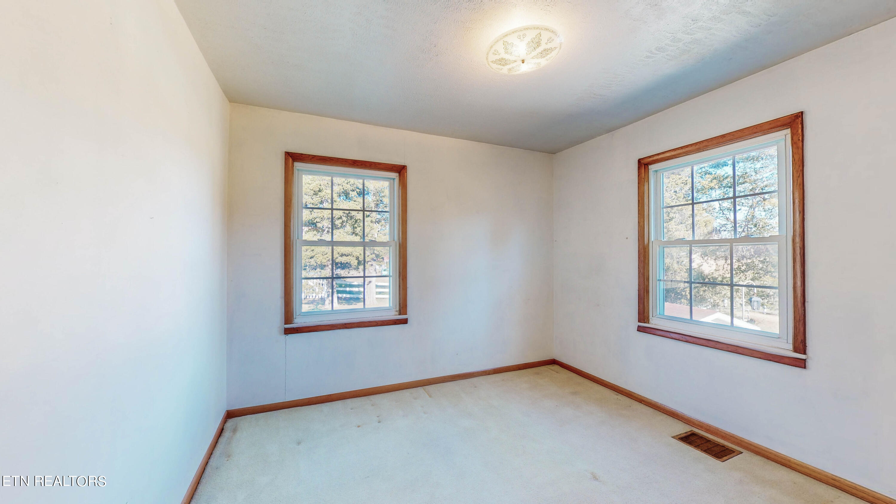 437 Pinecrest Road Jacksboro, TN 37757 - Photo 18 of 43 411-Pinecrest-Rd-12222023_141525
