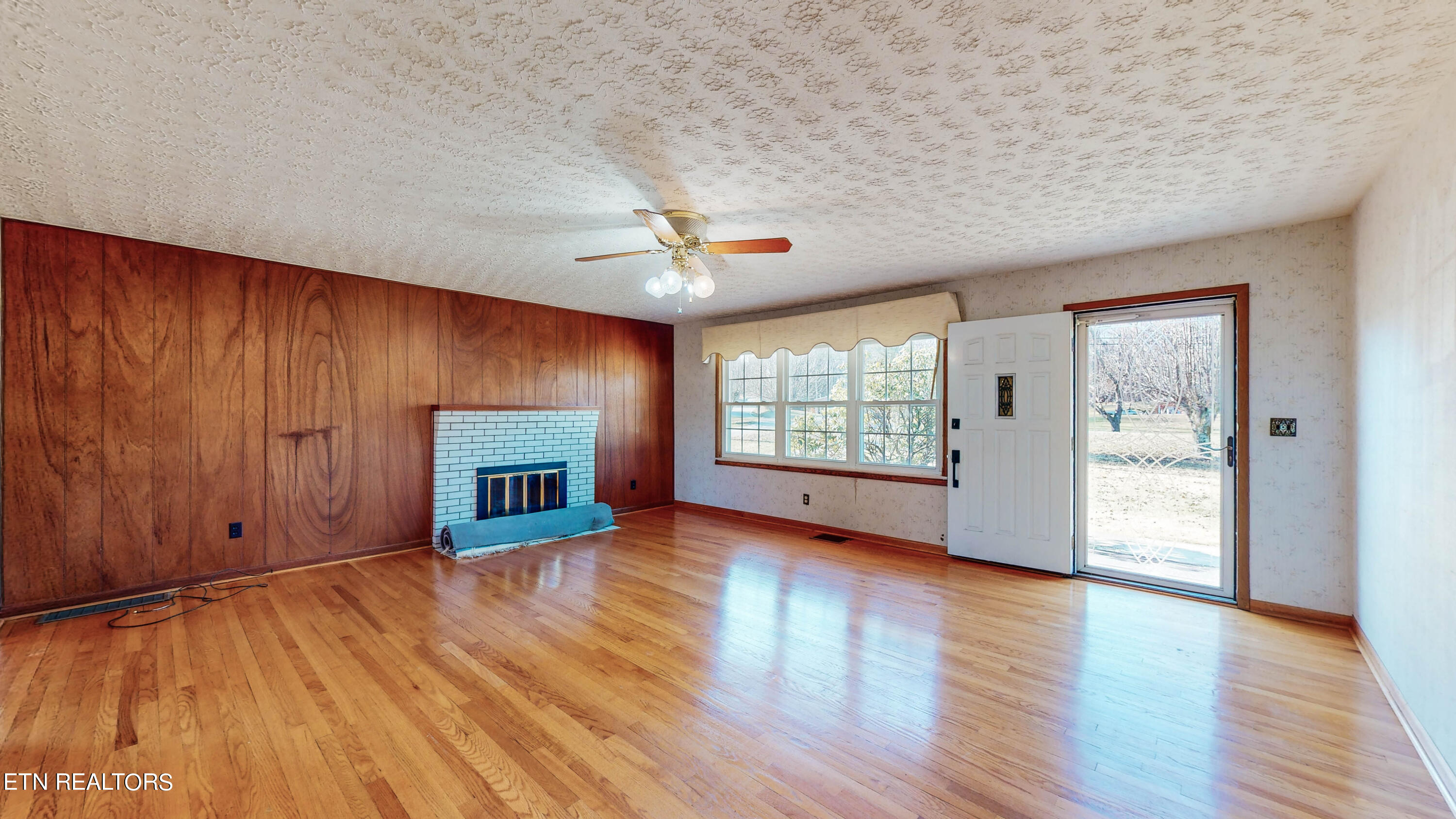 437 Pinecrest Road Jacksboro, TN 37757 - Photo 7 of 43 411-Pinecrest-Rd-12222023_141201