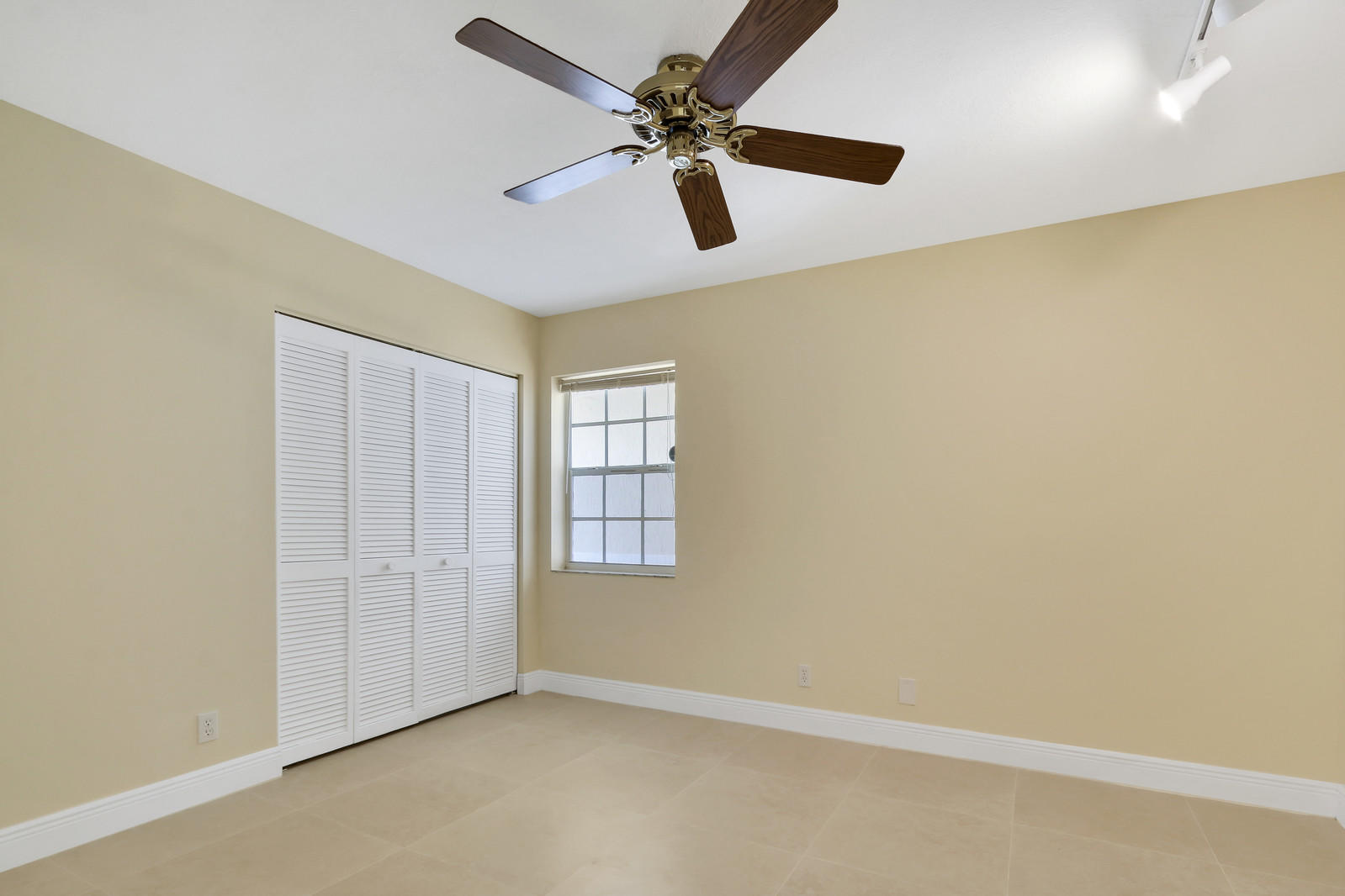 330 North Country Club Boulevard Boca Raton, FL 33487 - Photo 23 of 30 16_Image_16_of_20_mls