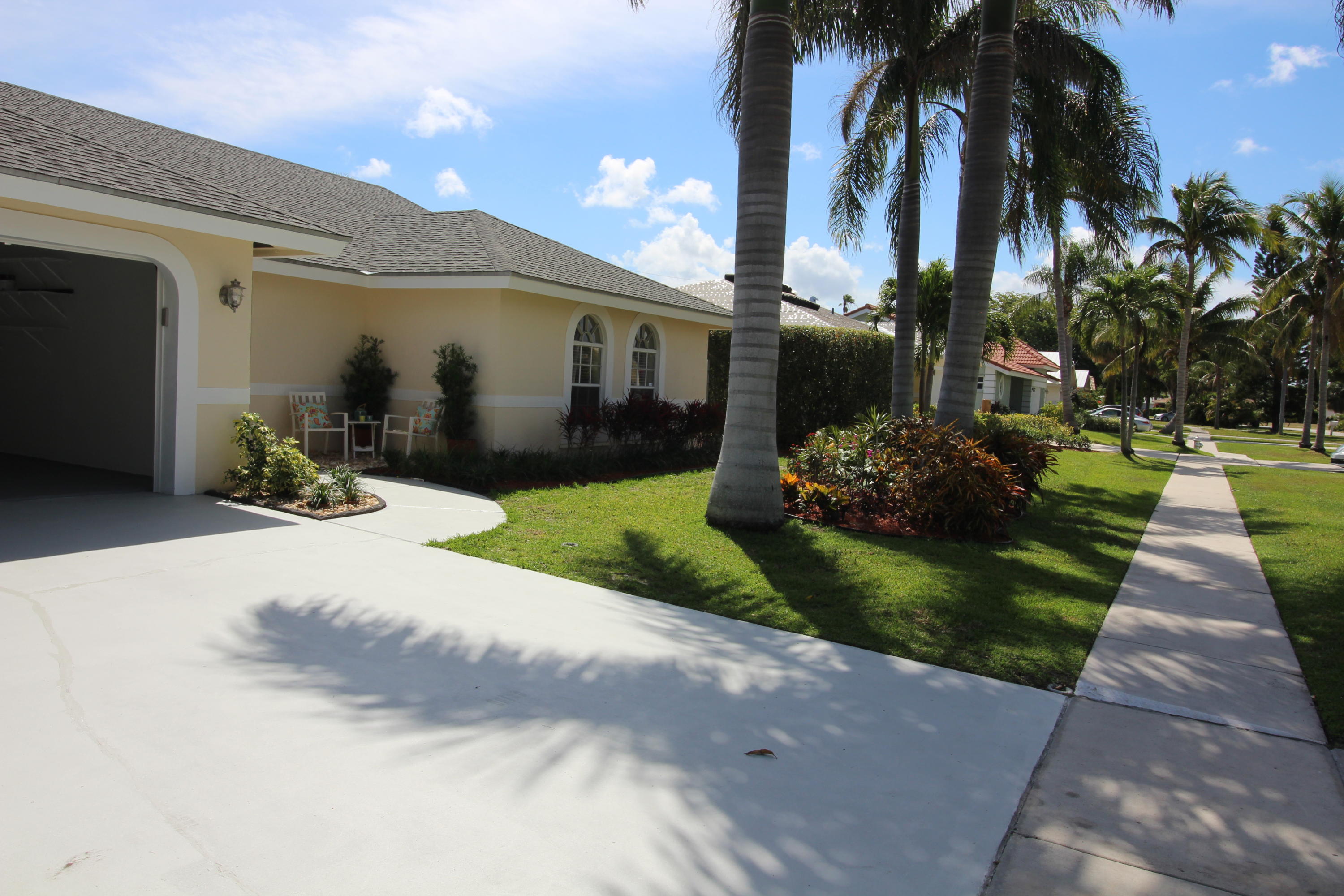 330 North Country Club Boulevard Boca Raton, FL 33487 - Photo 5 of 30 IMG_1712