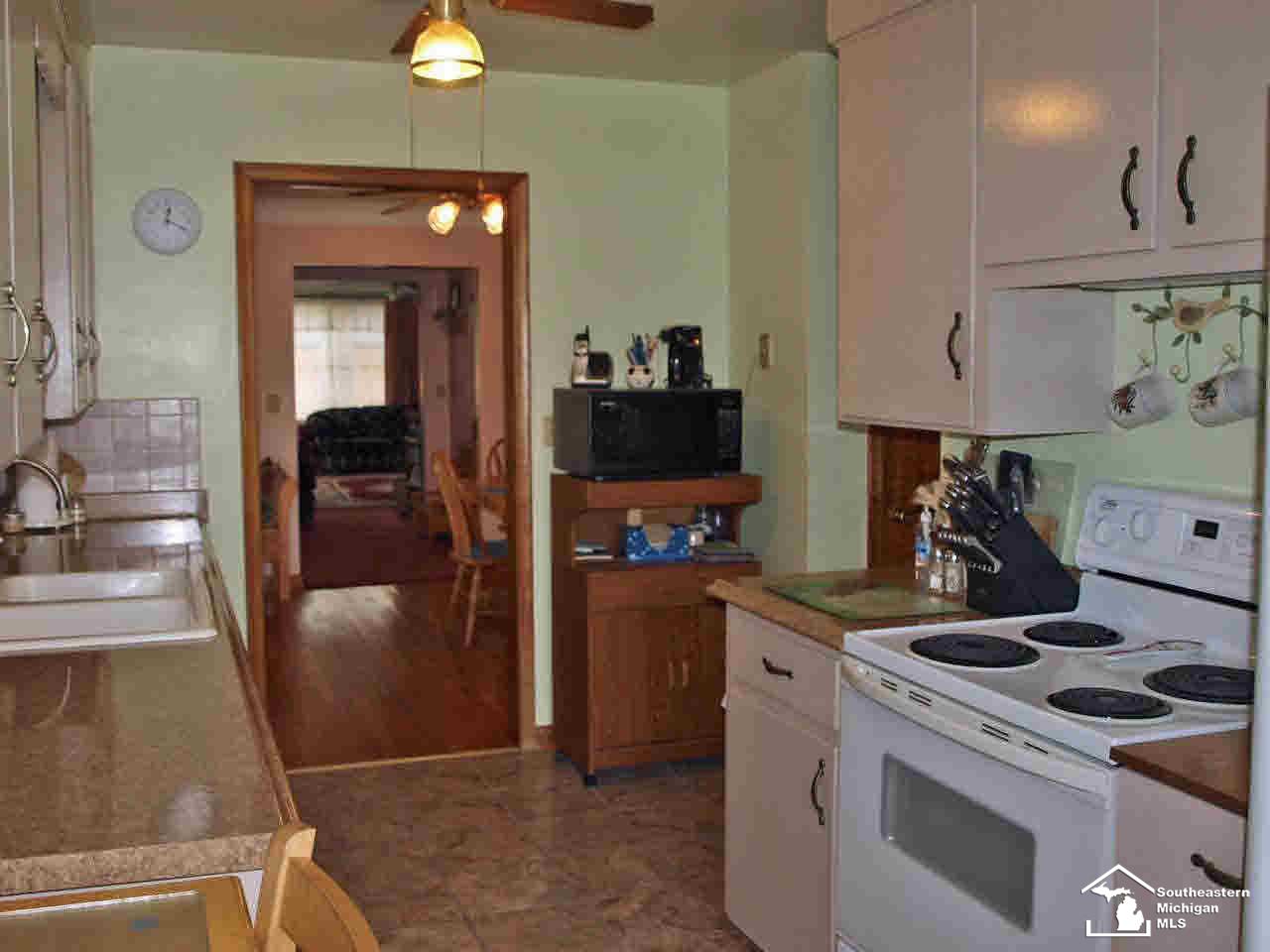 11345 Douglas Road Temperance, MI 48182 - Photo 8 of 19 Kitchen appliances stay