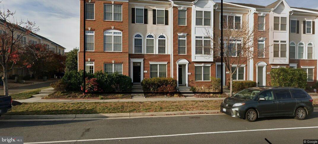 Charming townhouse in a vibrant setting.