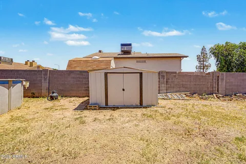 a view of a backyard