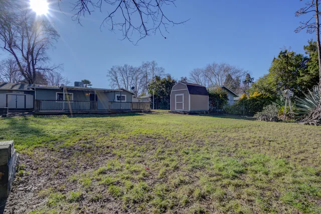 a view of a house with backyard