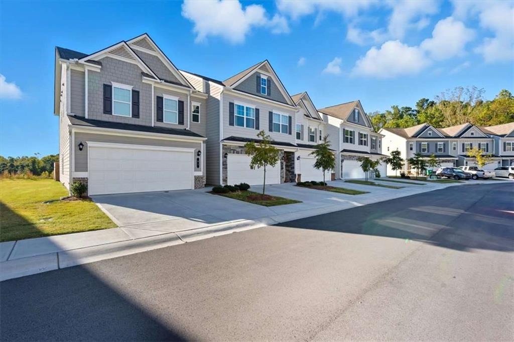 91 Pinnacle Way Jasper, GA 30143 - Photo 3 of 37 a front view of a residential houses with yard