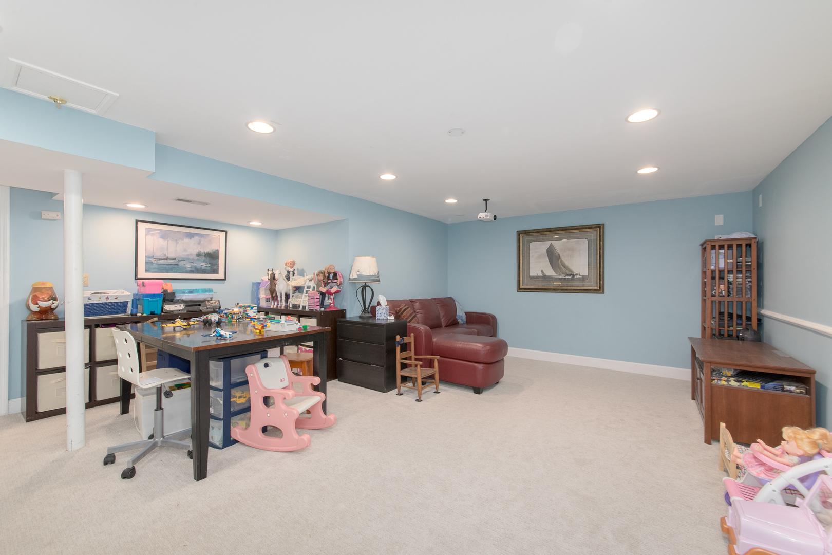 2005 Cayuga Lane Mount Prospect, IL 60056 - Photo 19 of 28 a living room with furniture