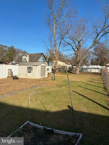 a view of a yard with an house