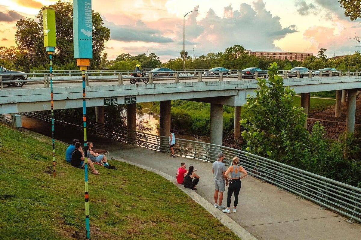 3205 Center Street Houston, TX 77007 - Photo 21 of 24 a view of a swimming pool with a lounge chairs