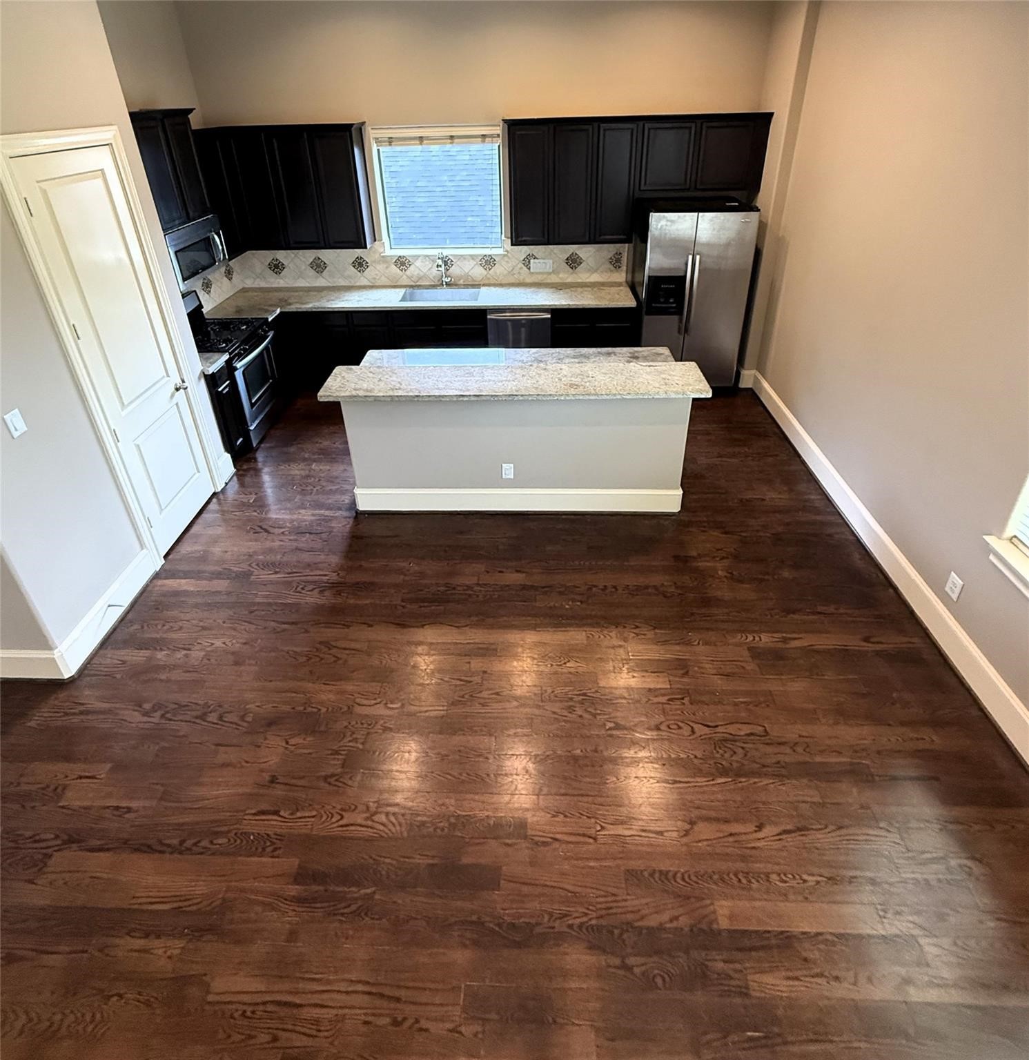 3205 Center Street Houston, TX 77007 - Photo 9 of 24 a view of appliances in kitchen and an empty room