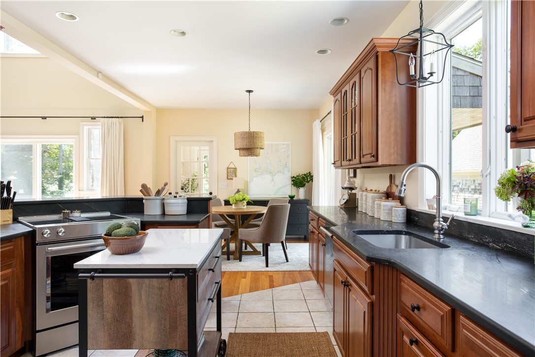 403 Drift Road Westport, MA 02790 - Photo 12 of 43