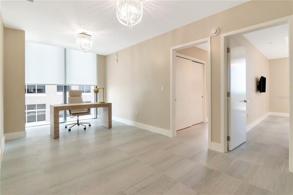 2912 West Santiago Street, Unit 804 Tampa, FL 33629 - Photo 27 of 95 a view of a livingroom with furniture and a table chandelier